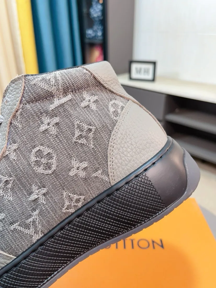 Men's shoes 💰438🌹🌹【LOUIS VUITTON】Same style on Louis Vuitton* official website🚹Men's high-top casual shoes❤️Same style as popular celebrities and big names ~ Best-selling at home and abroad Lv focuses on the checkerboard series...Imported first-layer cowhide with special fabrics➕Full sheep leather lining➕Brand-specific hollow outsole💎Produced by OEM The highest version🔍🔍Number of codes: 38-44,